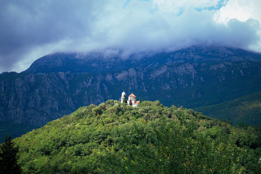 Iglesia Vlaška: Una joya cultural de Montenegro - Cetinje | Secret World Trip Planner