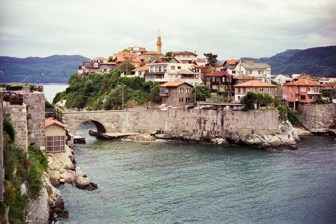 Scoprire la Moschea di Bregut a Ulcinj, Montenegro - Ulcinj | Secret World Trip Planner