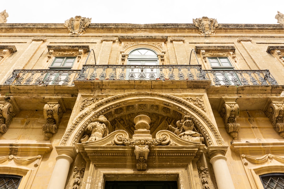 Entdecken Sie den Inquisitorenpalast in Vittoriosa, Malta - 1 Triq Il-Mina Kbira | Secret World Trip Planner