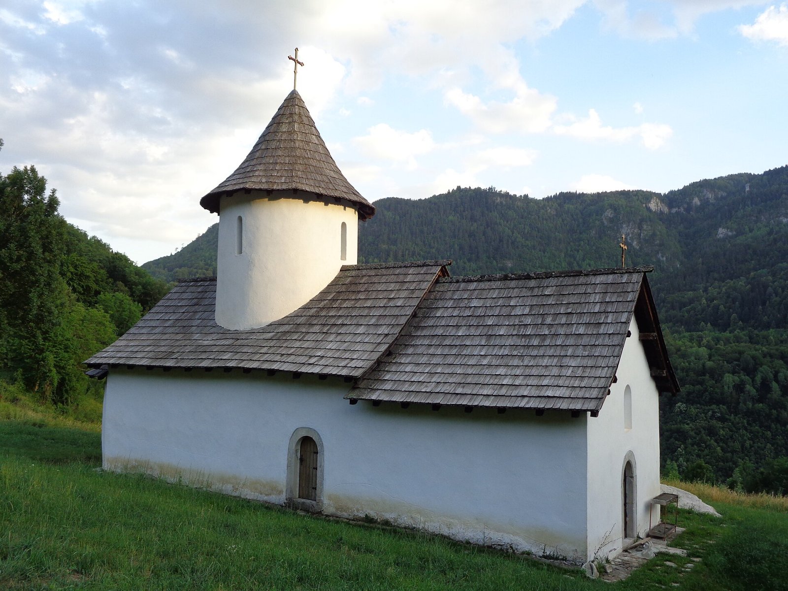 Scopri il Monastero di Dovolja: un gioiello del Montenegro - Kotlajići | Secret World Trip Planner