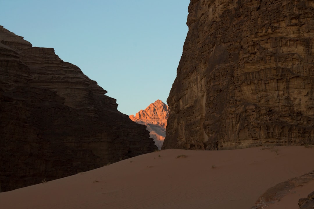 Cañón Khazali: inscripciones nabateas en Wadi Rum - GC9F+GP7 Area protetta Wadi Rum | Secret World Trip Planner