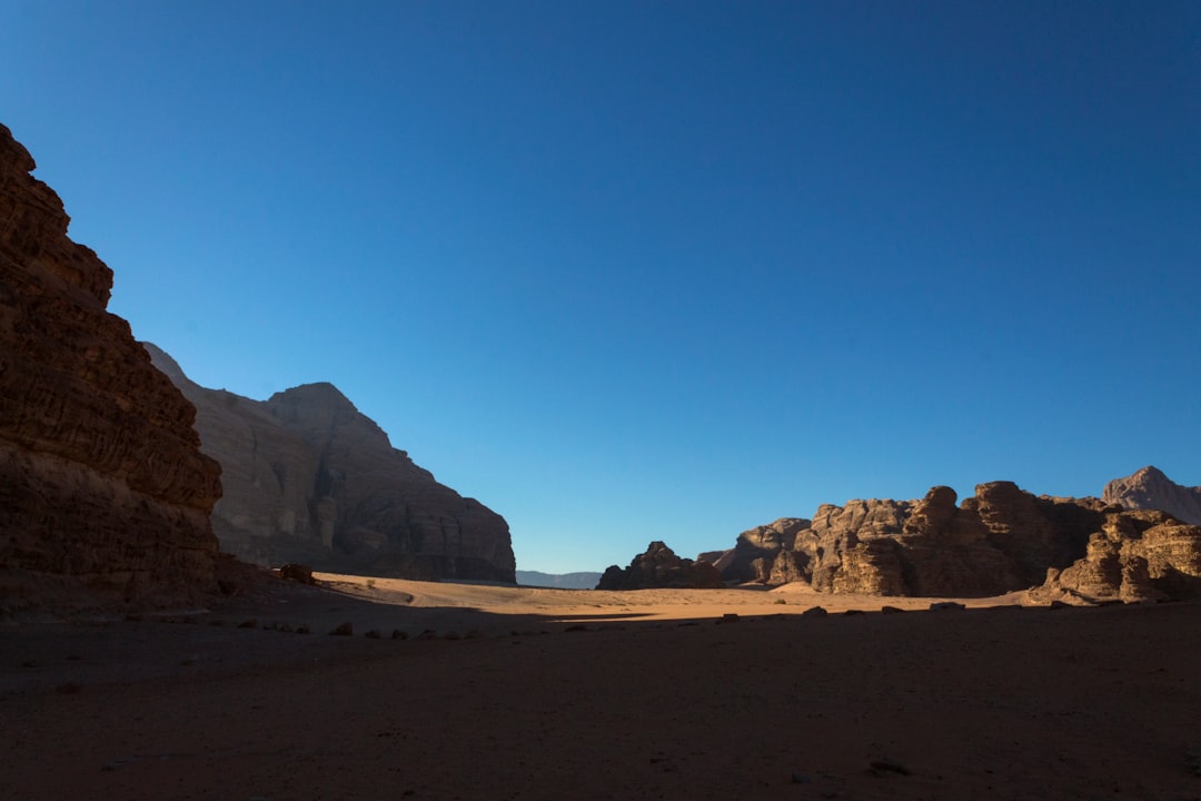 カザリ渓谷：ワディ・ラム砂漠のナバテア文字 - GC9F+GP7 Area protetta Wadi Rum | Secret World Trip Planner
