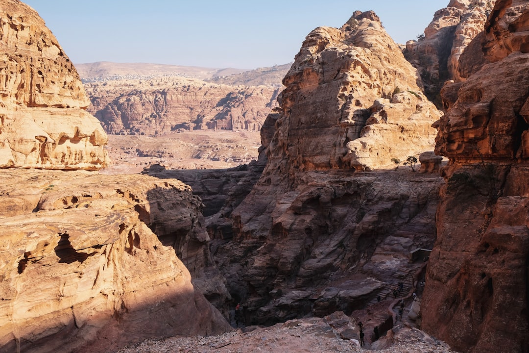 哈扎利峡谷：瓦迪拉姆沙漠中的纳巴泰铭文 - GC9F+GP7 Area protetta Wadi Rum | Secret World Trip Planner