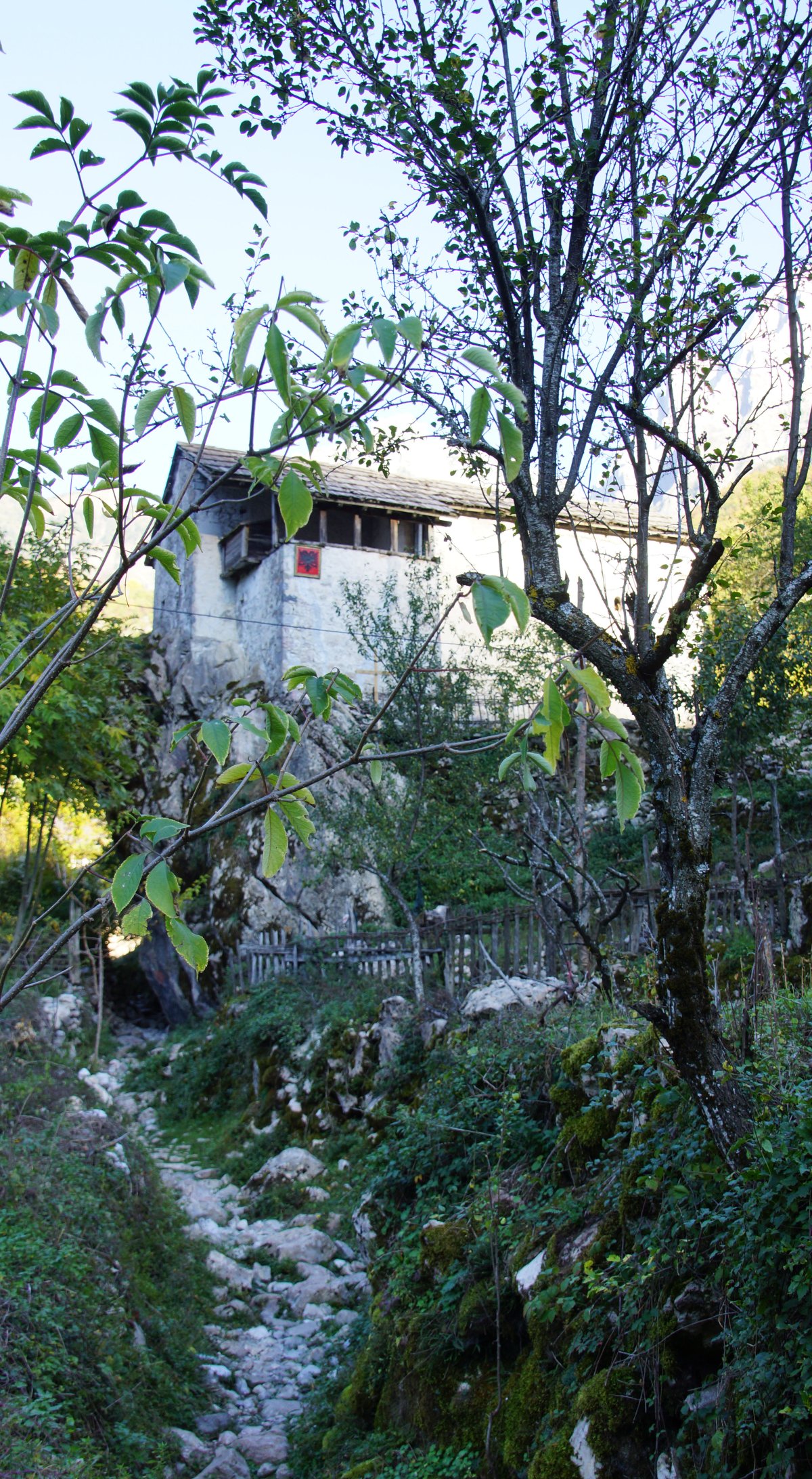 Theth, Albania: natura selvaggia nelle Alpi Albanesi — Rruga Nikgjonaj