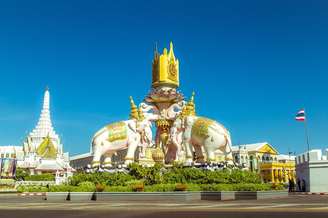 Découvrez le Two Kings Monument en Thaïlande : un symbole de culture - Pathum Wan | Secret World Trip Planner