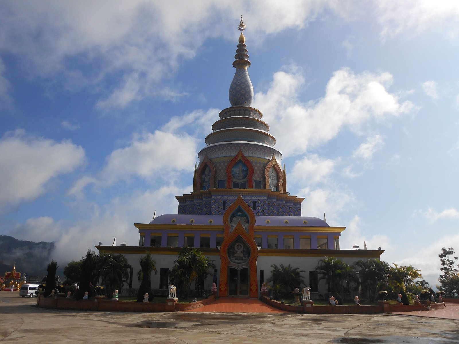 Découvrez Wat Thaton : un trésor culturel de Thaïlande — Amphoe Mae Ai
