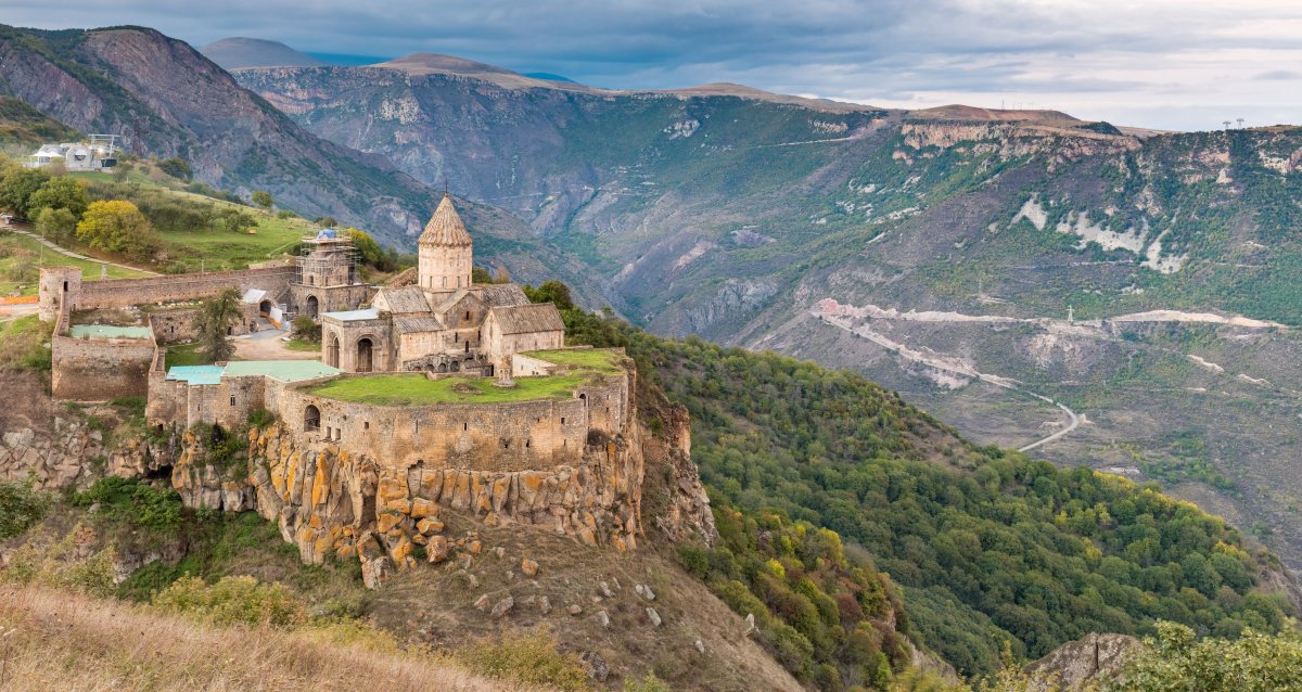 Monastère de Tatev : joyau médiéval sur l'abîme arménien - H45 | Secret World Trip Planner