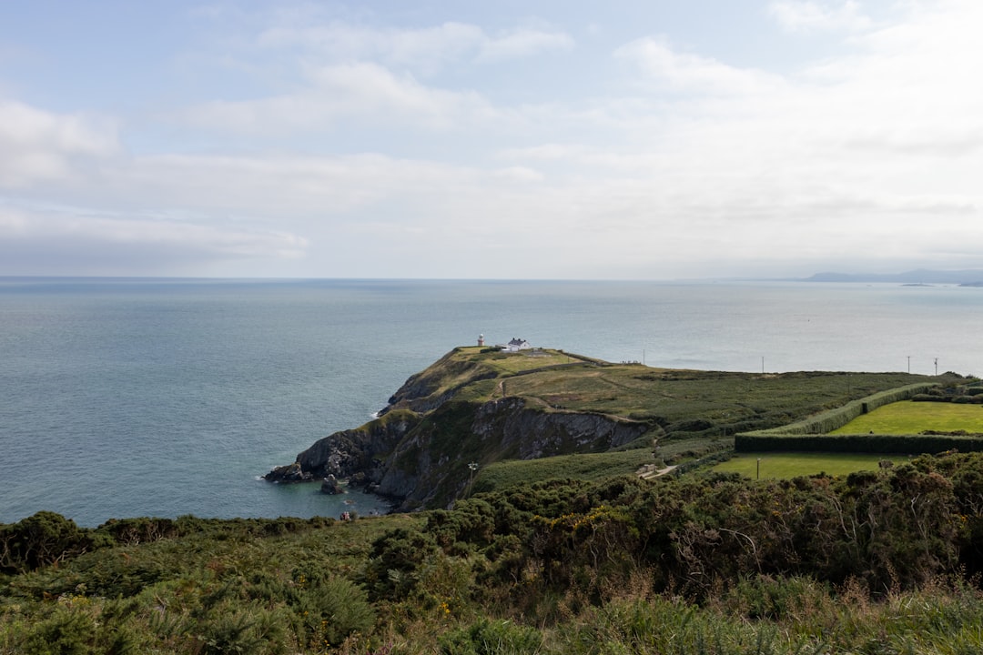 Descubre el Faro de Mine Head: Un Tesoro de la Costa Irlandesa - Monagoush | Secret World Trip Planner