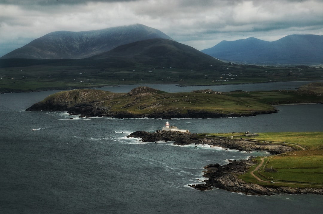 Scopri il Faro di Ballycurrin: Un Tesoro della Costa Irlandese — Ballycurrin
