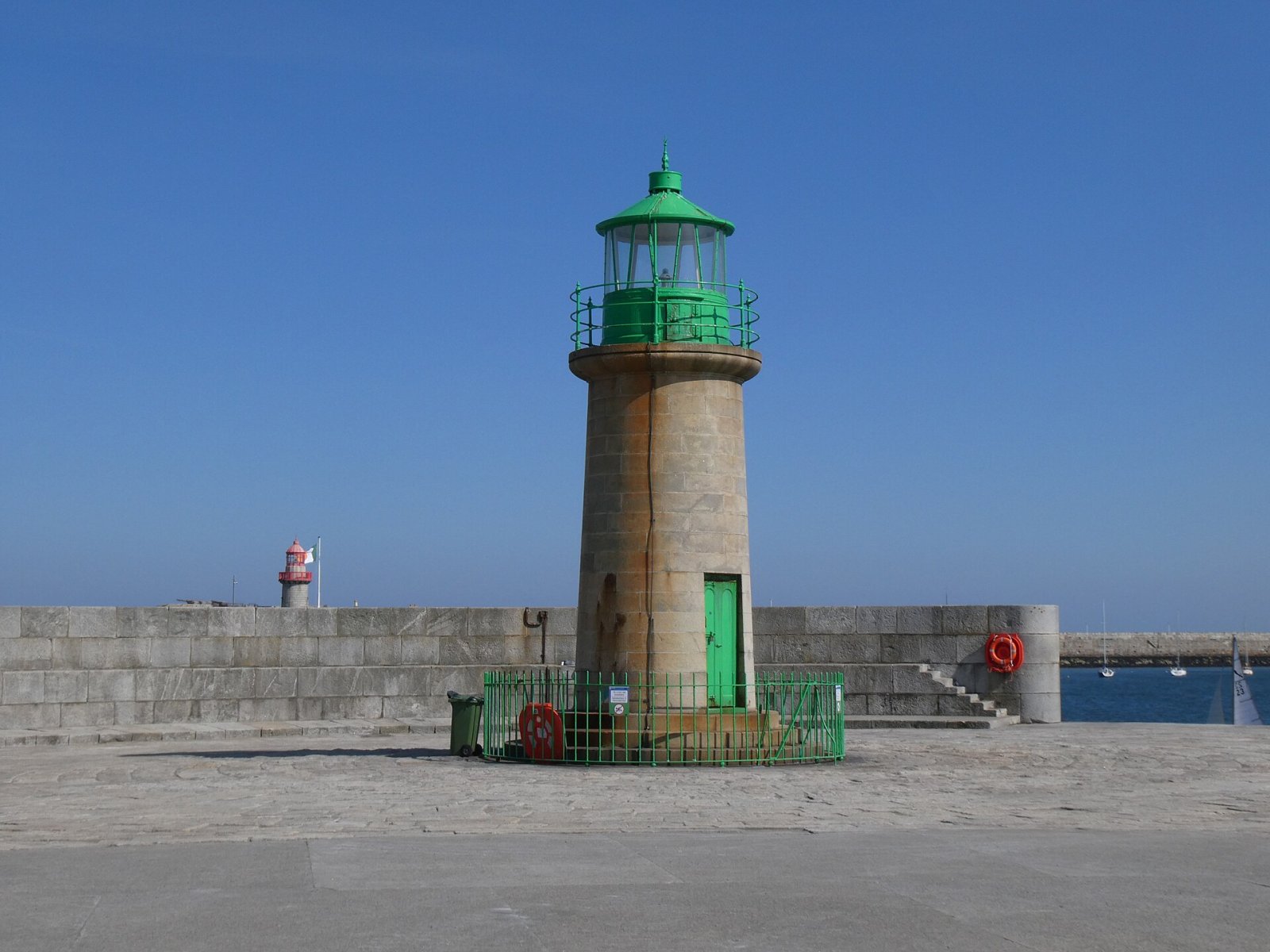 ダン・ローリー・ウエスト灯台：アイルランドの海岸に立つ灯台 - Dublin | Secret World Trip Planner