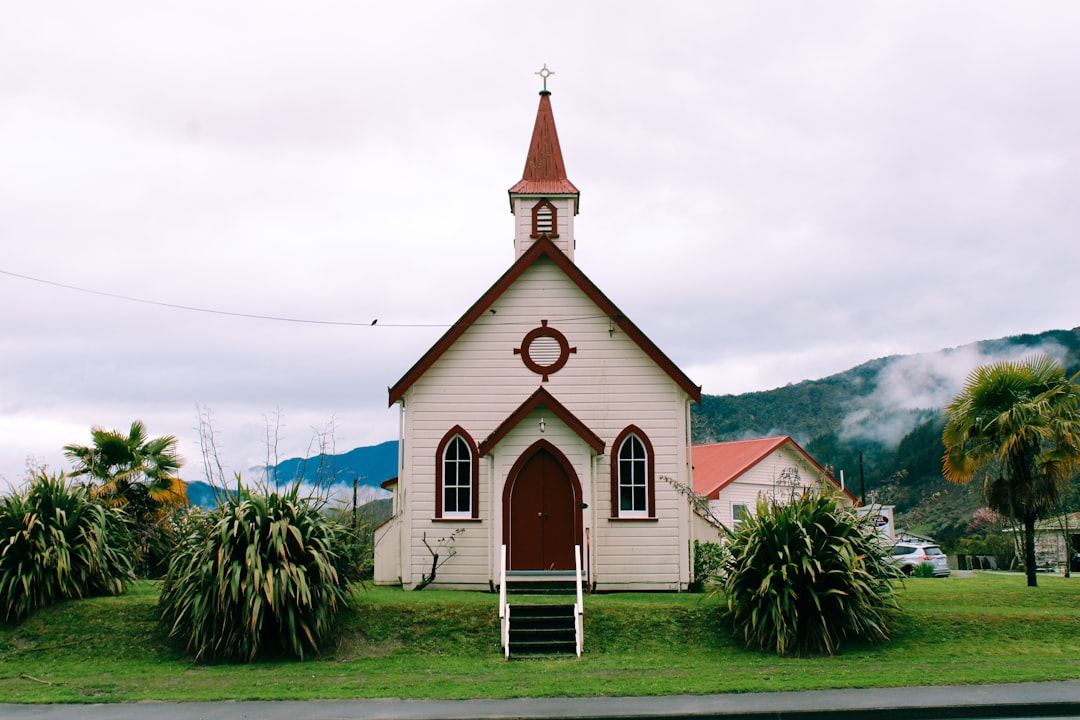 Découvrez Notre-Dame de Lourdes : un voyage entre foi et culture en Nouvelle-Zélande - Paraparaumu | Secret World Trip Planner
