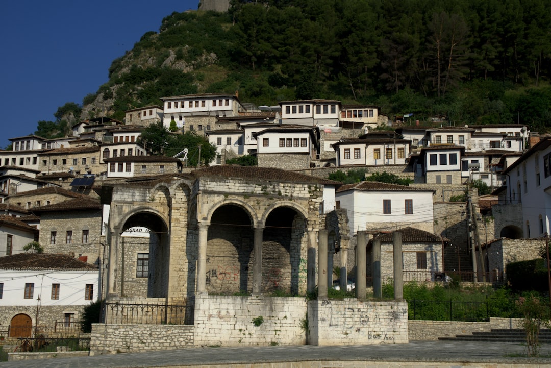 Découvrir Naim Frasheri : le cœur culturel de l'Albanie — Përmet