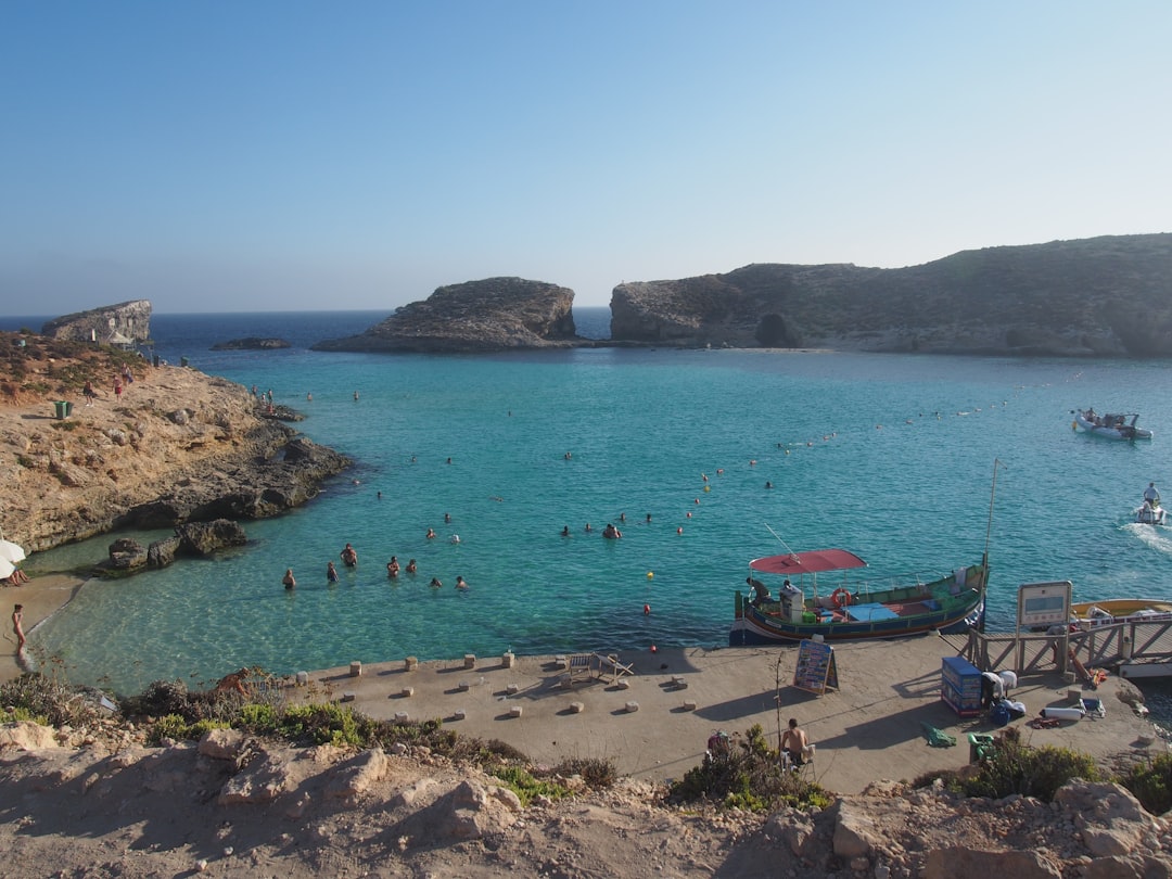 コミーノ：青いラグーンの車のない島 - Comino | Secret World Trip Planner