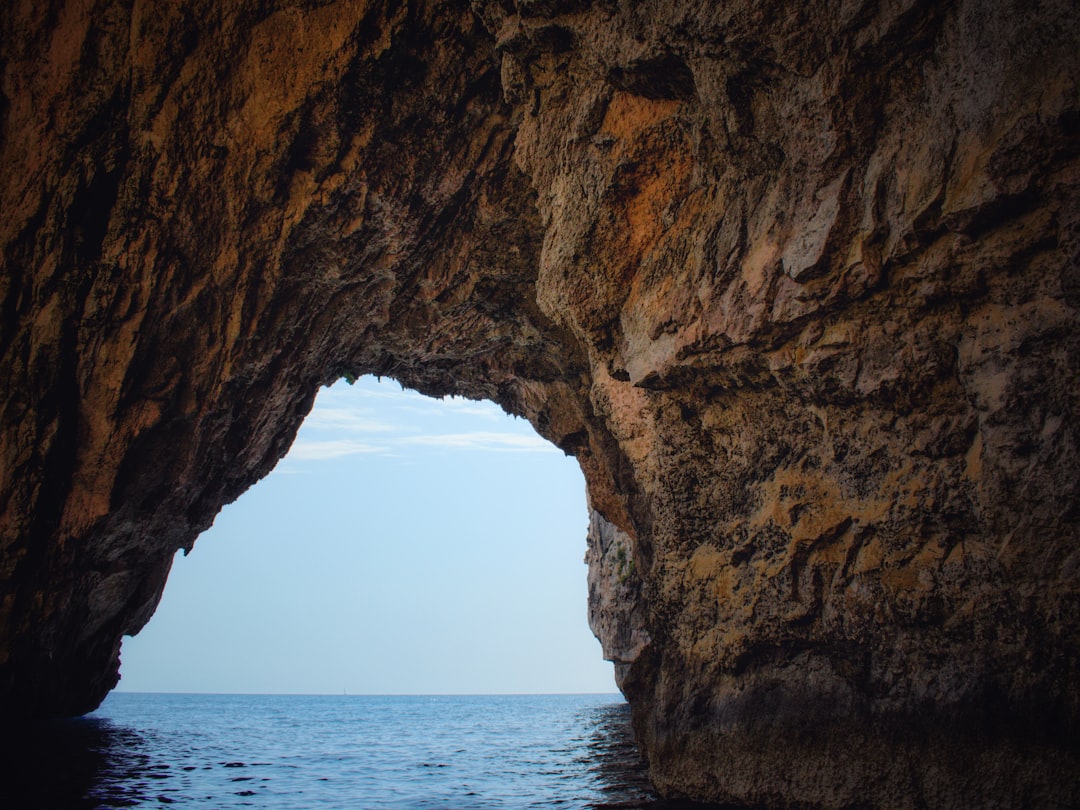 Découvrez la magie de la Blue Grotto à Malte - RF93+XP3 | Secret World Trip Planner