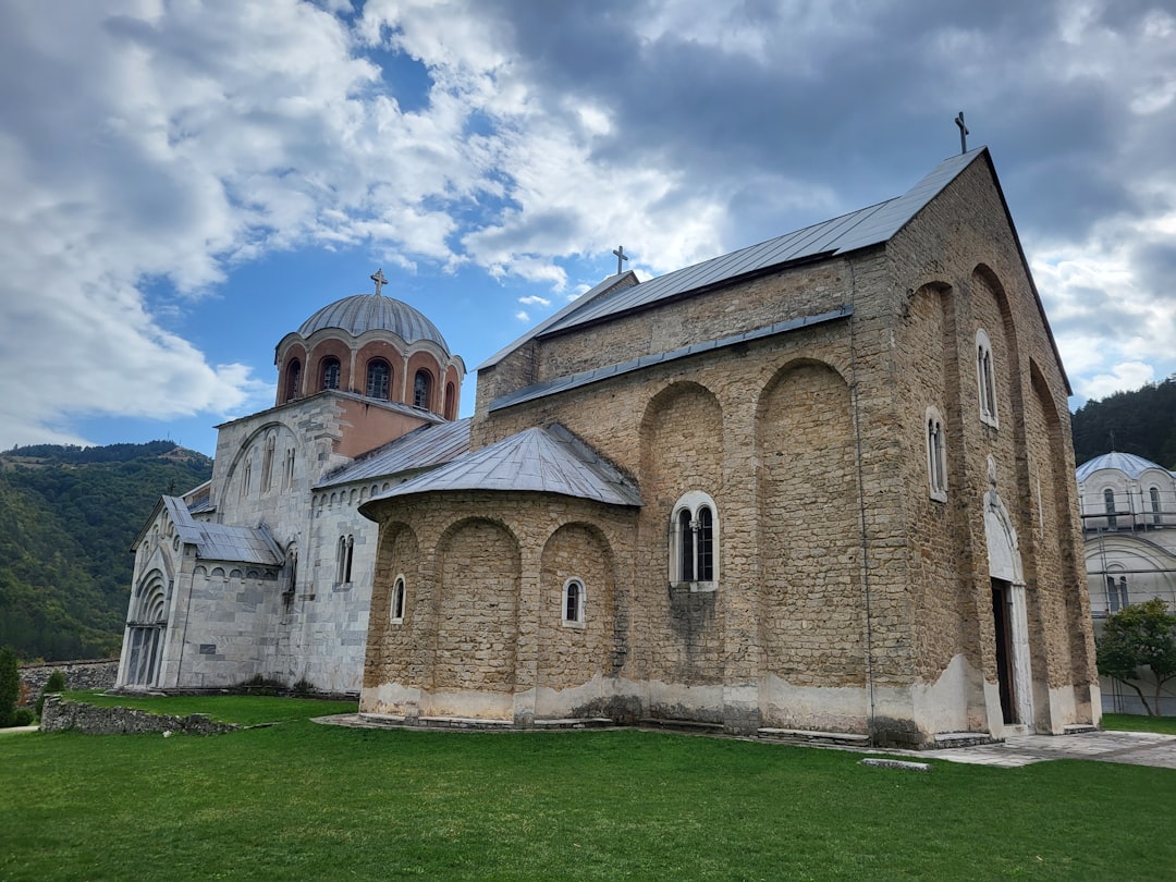Entdecken Sie die Orthodoxe Kirche des Heiligen Georg in Montenegro - Gusinje | Secret World Trip Planner