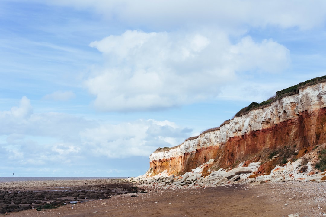 Falaises enflammées : les roches rouges du Gobi - 4PRC+X6G | Secret World Trip Planner