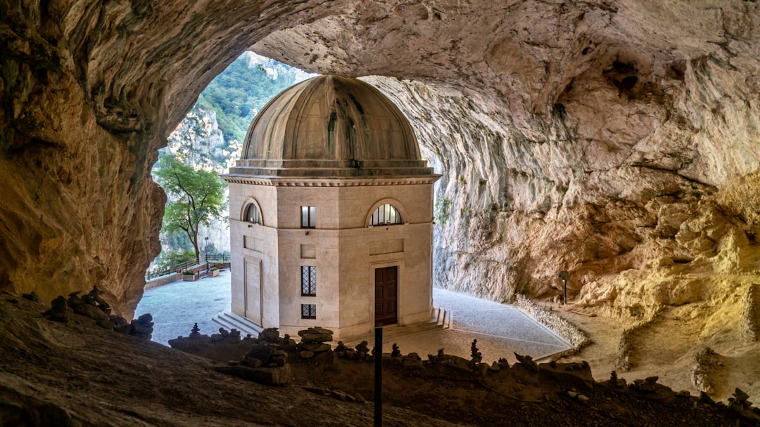 Grotta di Clamouse: cristalli bianchi nel cuore dell'Hérault - D4 | Secret World Trip Planner