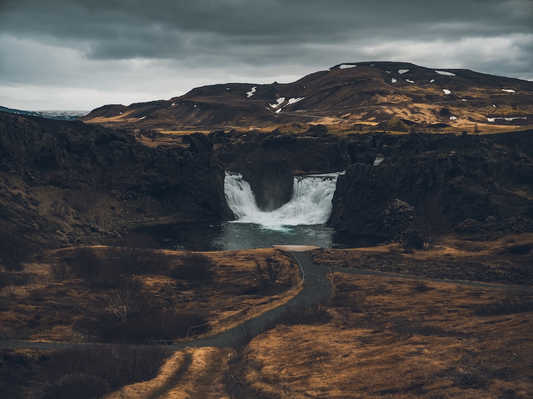 Hjálparfoss: le cascate gemelle nell'anfiteatro di basalto - Hjálparvegur 3361 | Secret World Trip Planner