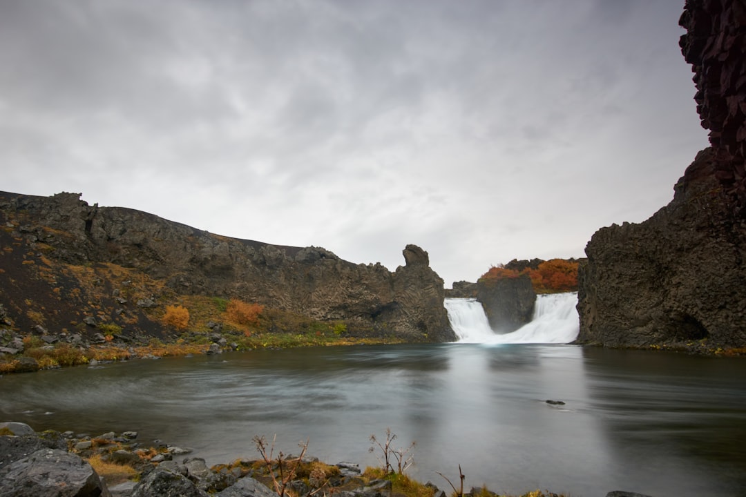 Hjálparfoss : les chutes jumelles en basalte - Hjálparvegur 3361 | Secret World Trip Planner