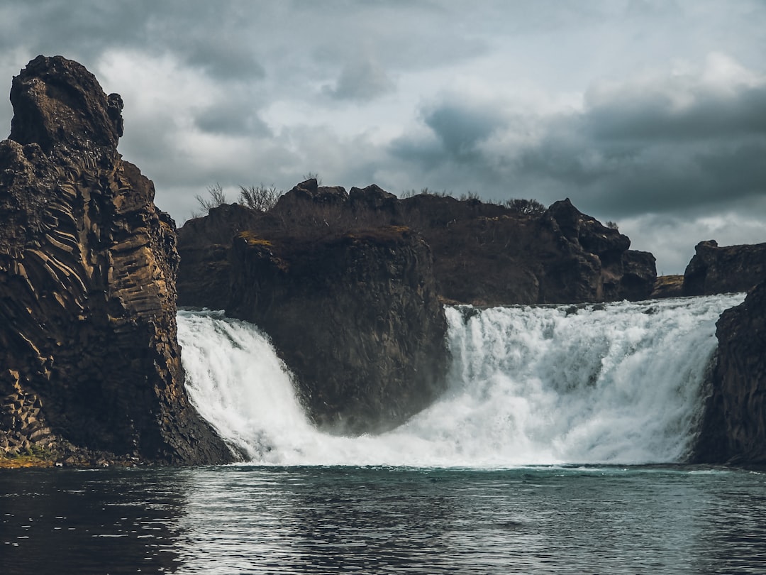 Hjálparfoss：玄武岩圆形剧场中的双瀑布 - Hjálparvegur 3361 | Secret World Trip Planner