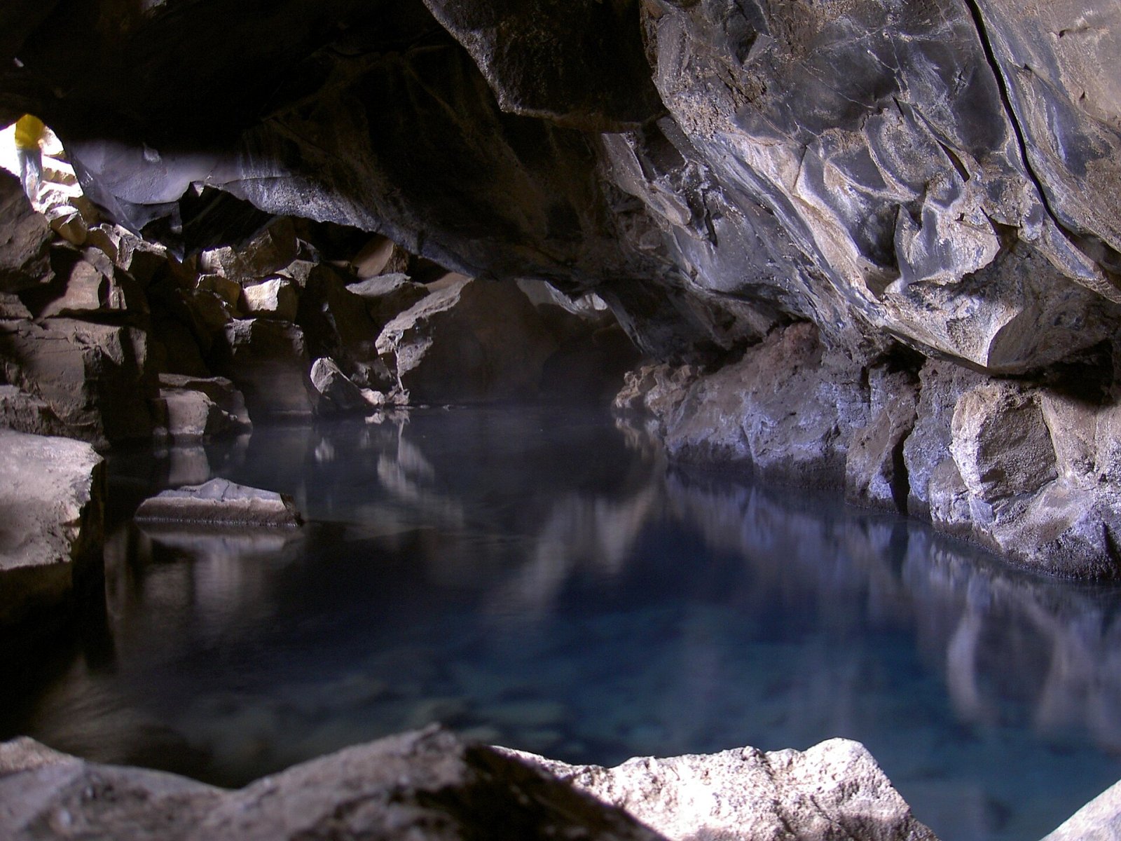 Découvrez Grjótagjá : la merveilleuse grotte d'Islande - Road 860 | Secret World Trip Planner