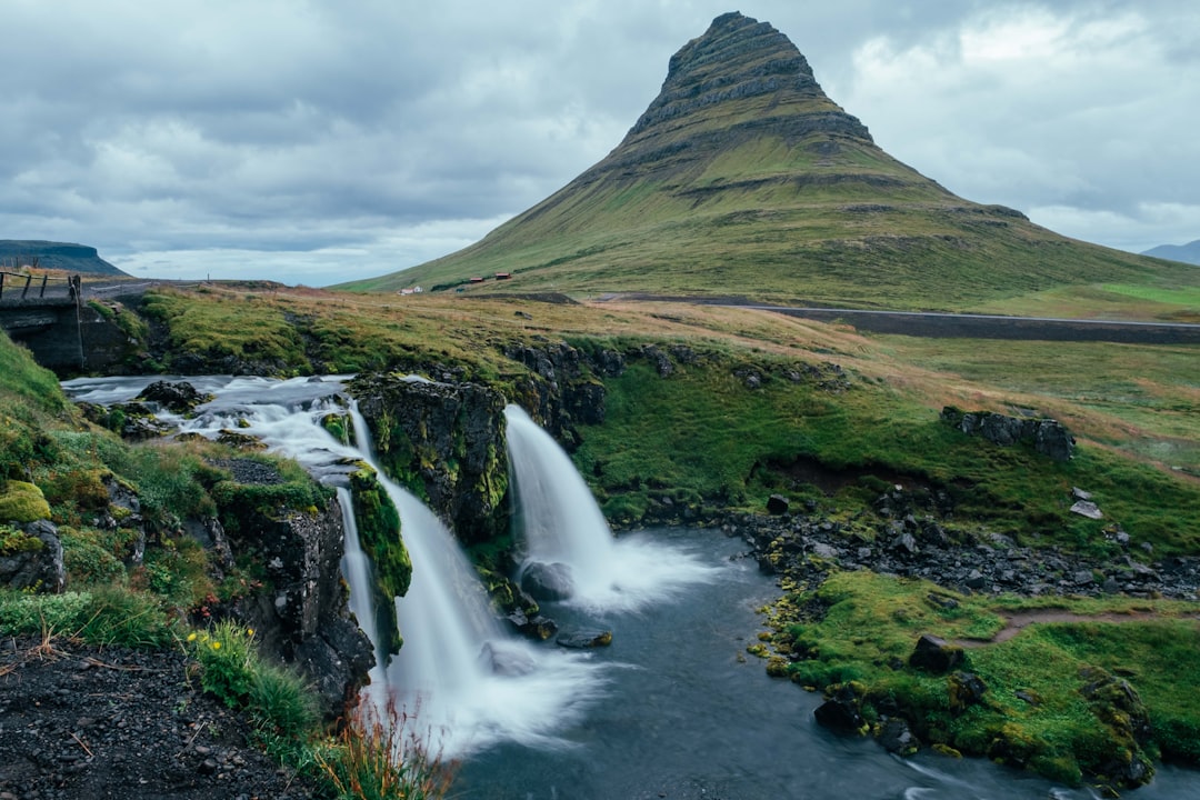 Kirkjufell: Der ikonische Berg Islands - Grundarfjörður | Secret World Trip Planner
