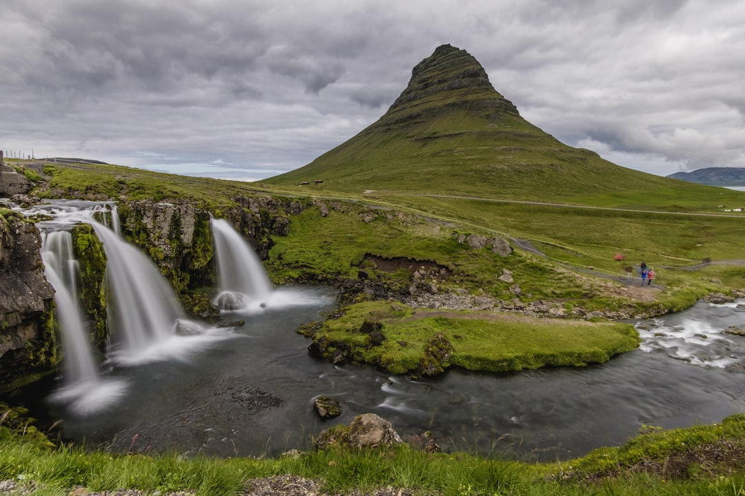 Kirkjufell: A Montanha Icônica da Islândia - Grundarfjörður | Secret World Trip Planner