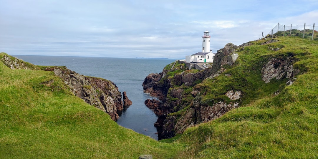 Phare de Strumble Head : entre dauphins et falaises - Pencaer | Secret World Trip Planner