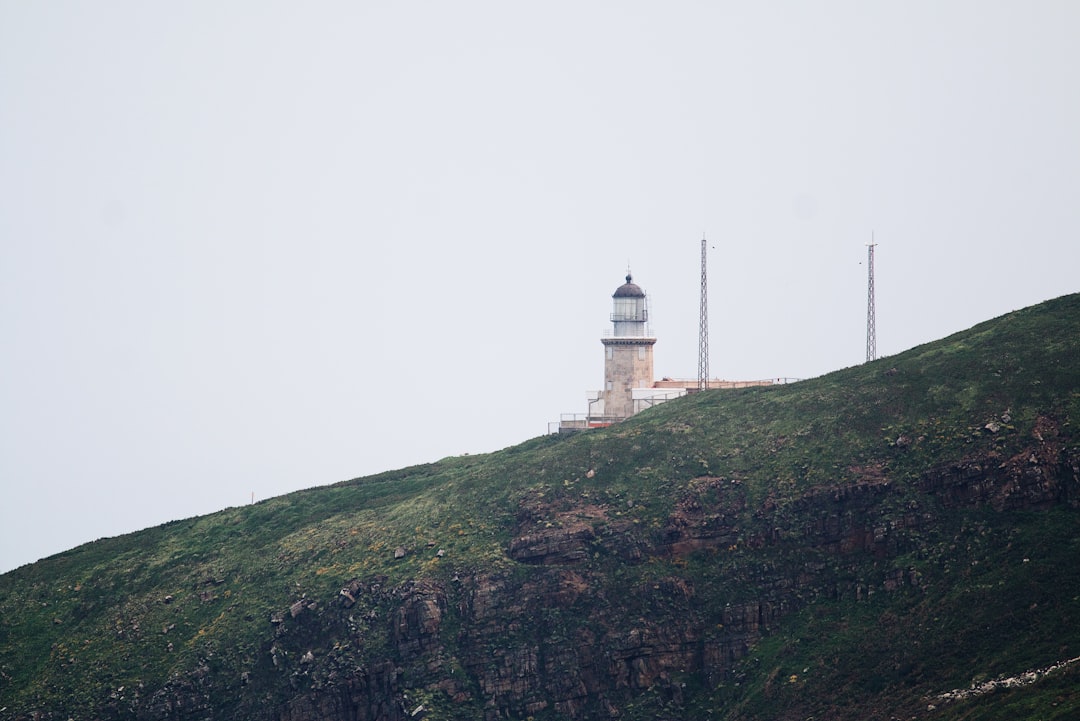 Phare de Strumble Head : entre dauphins et falaises - Pencaer | Secret World Trip Planner