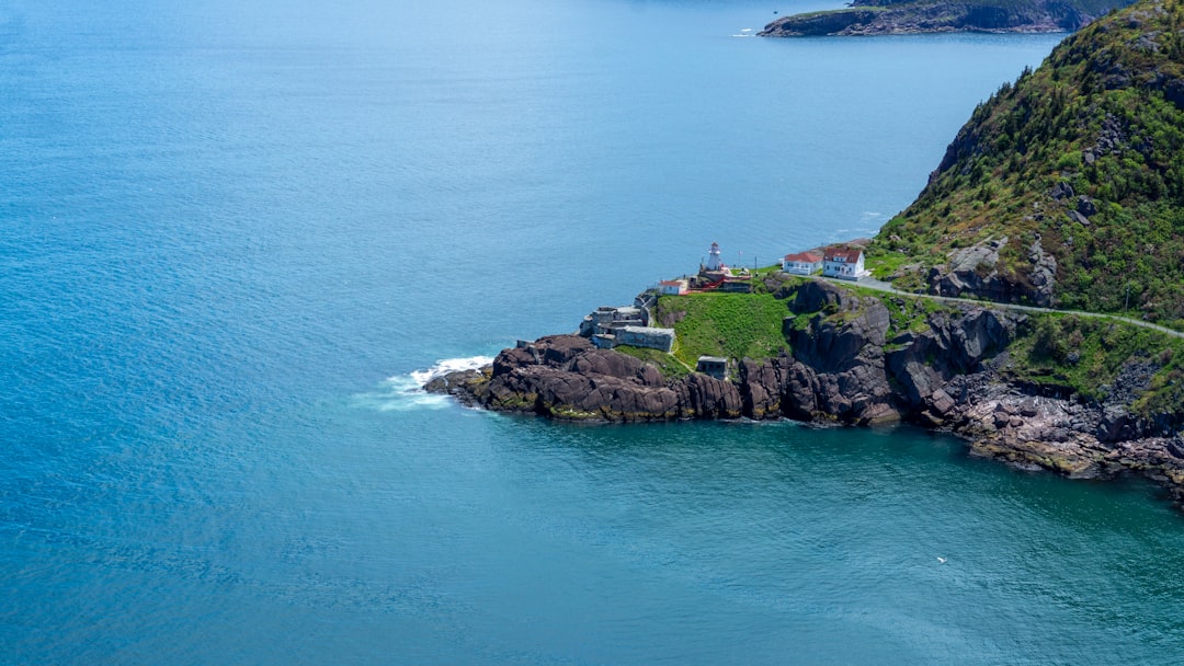 Farol de Strumble Head: entre golfinhos e falésias - Pencaer | Secret World Trip Planner