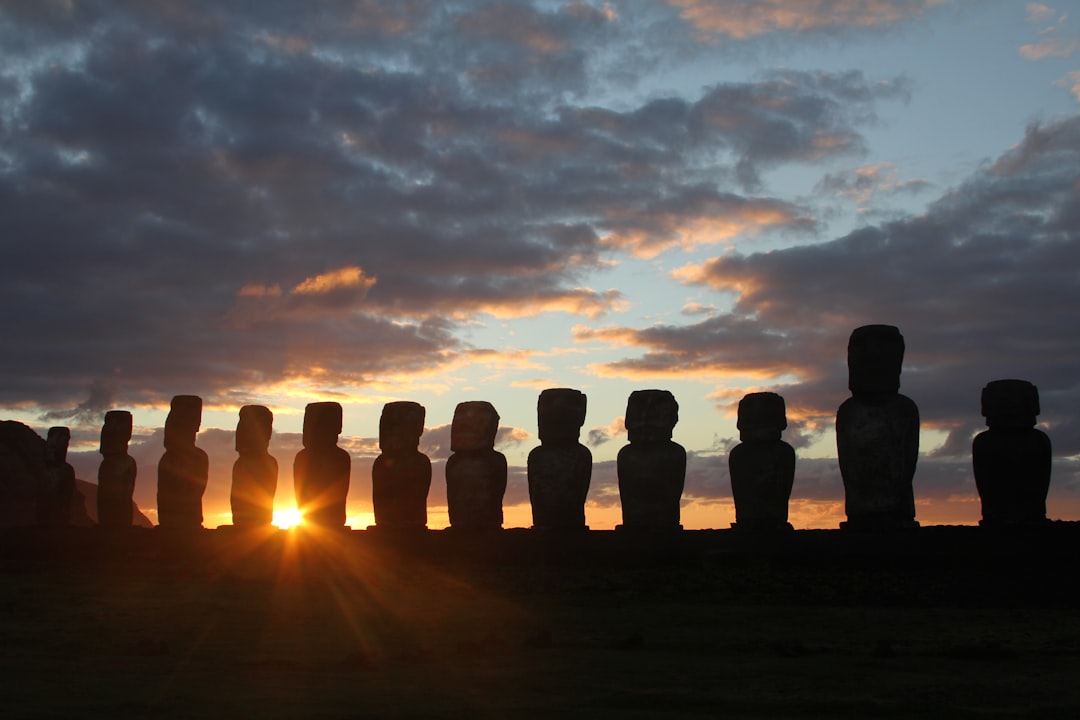 Ahu Tongariki: 15 moai all'alba sull'Isola di Pasqua - Isola di Pasqua | Secret World Trip Planner