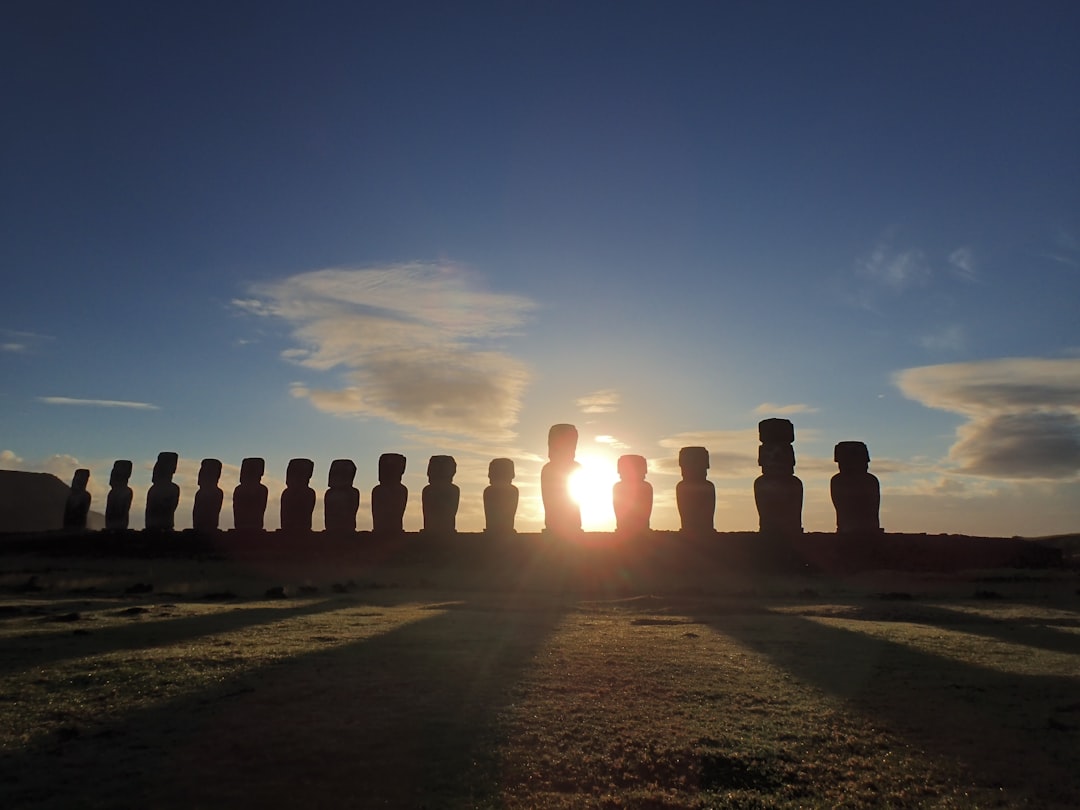 Ahu Tongariki: 15 moai all'alba sull'Isola di Pasqua - Isola di Pasqua | Secret World Trip Planner