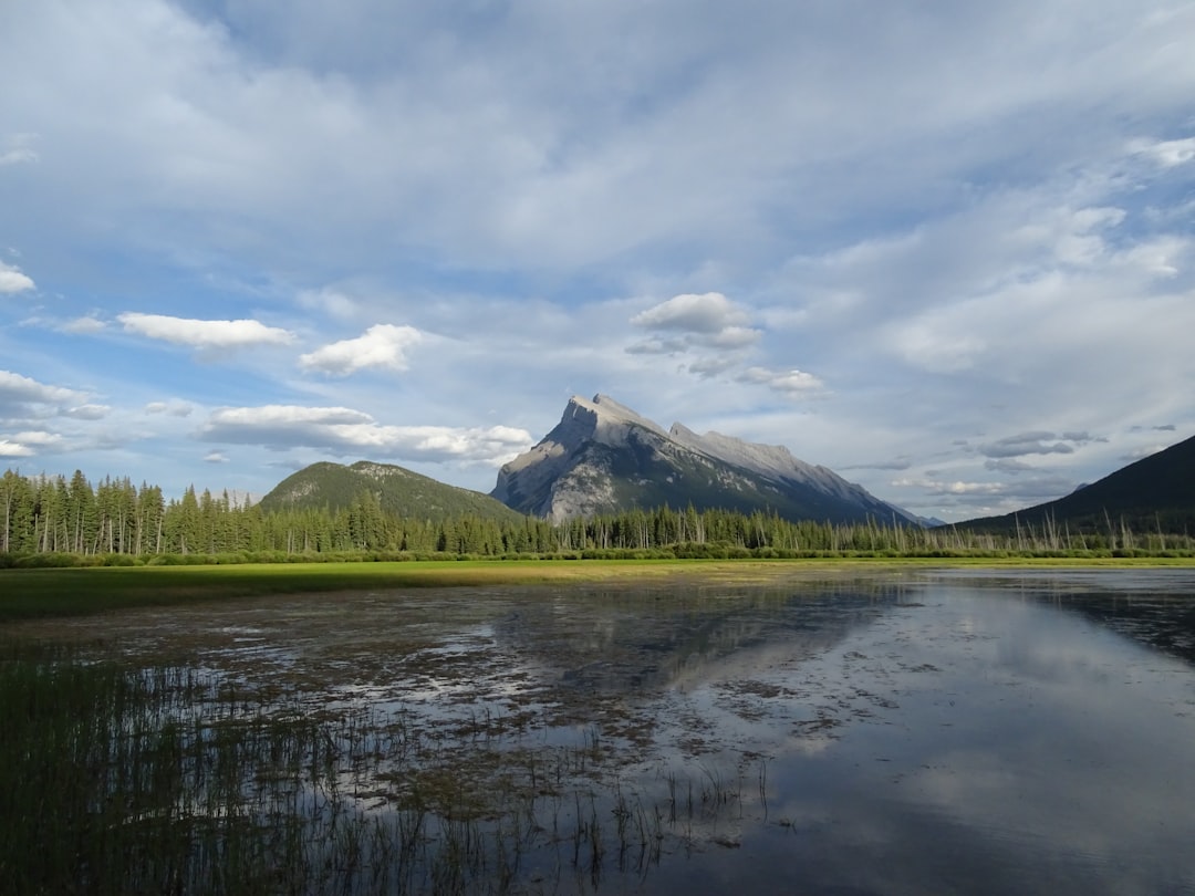 Lacs Vermilion : reflets des Rocheuses - Banff | Secret World Trip Planner