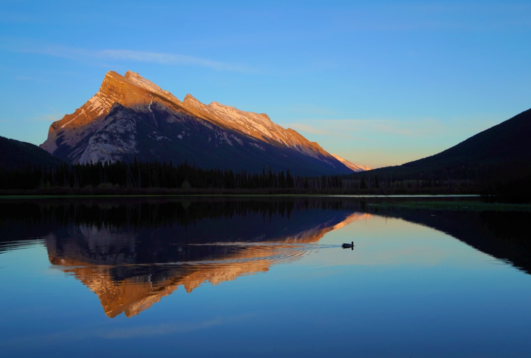 Lacs Vermilion : reflets des Rocheuses - Banff | Secret World Trip Planner