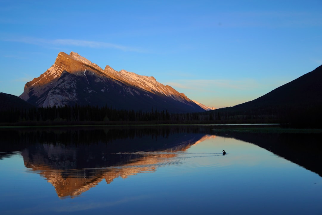 朱红湖:落基山脚下的水面奇观 - Banff | Secret World Trip Planner