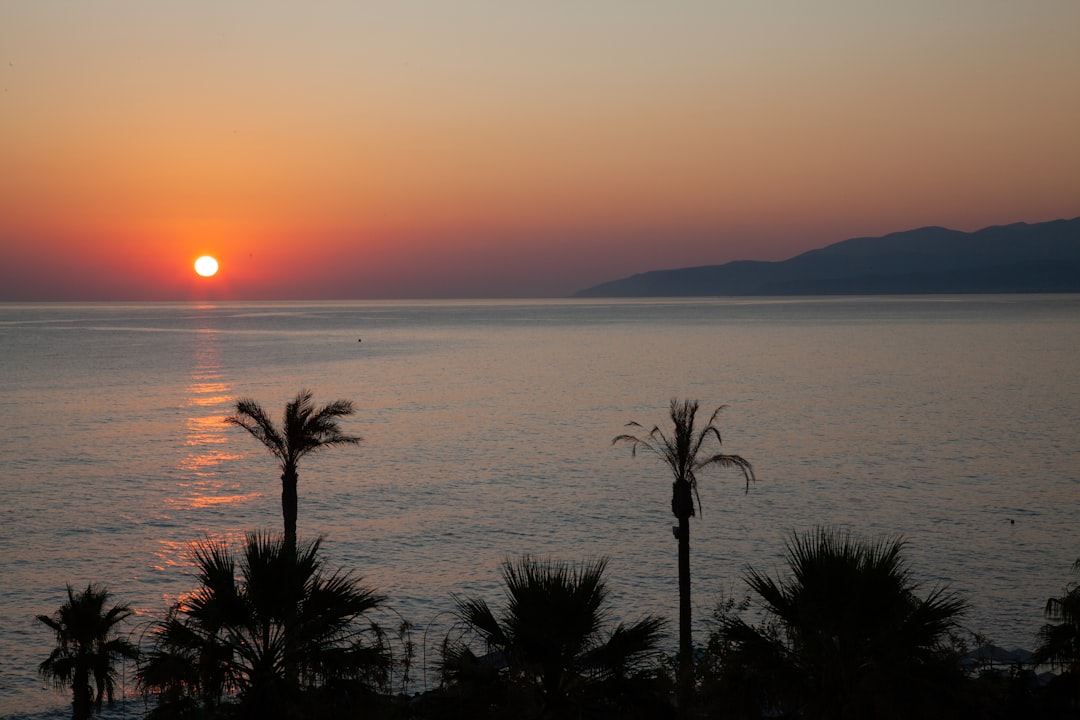 Oia à Santorin : le coucher de soleil sur la caldeira - Unnamed Road | Secret World Trip Planner