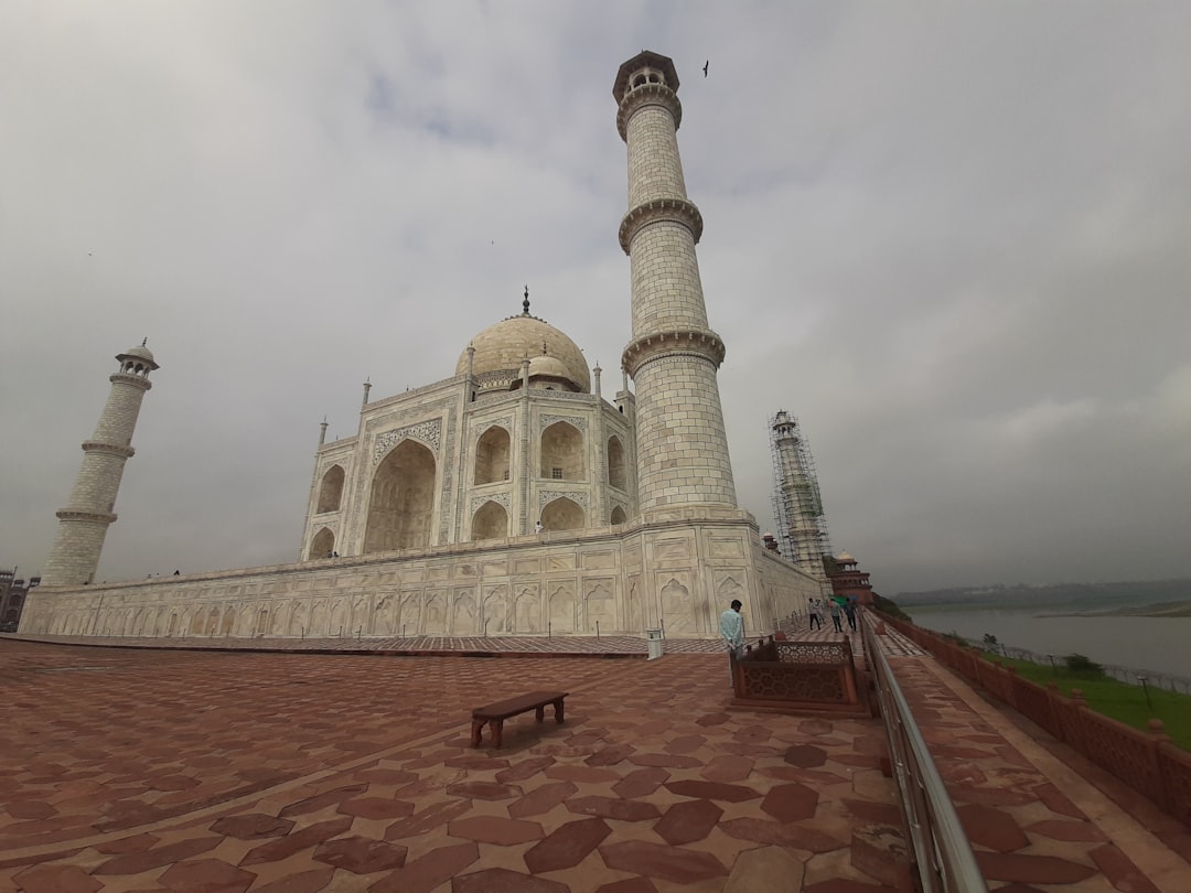 Taj Mahal all'alba: luci e colori sul fiume Yamuna - Agra | Secret World Trip Planner