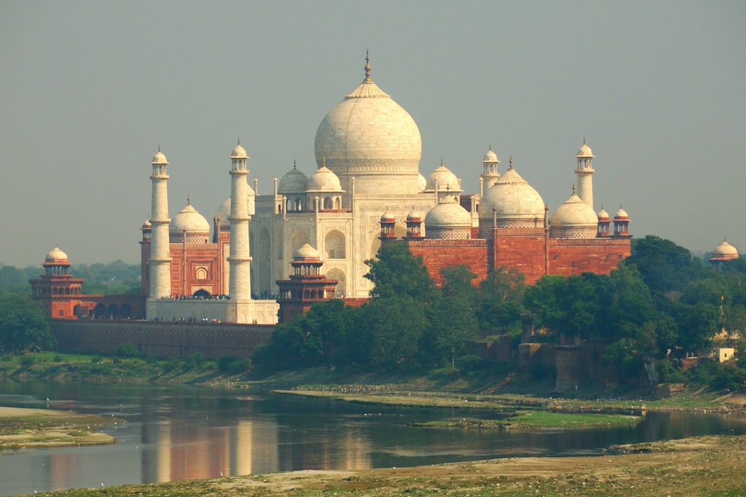 Taj Mahal all'alba: luci e colori sul fiume Yamuna - Agra | Secret World Trip Planner