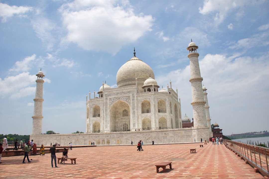 Taj Mahal all'alba: luci e colori sul fiume Yamuna - Agra | Secret World Trip Planner