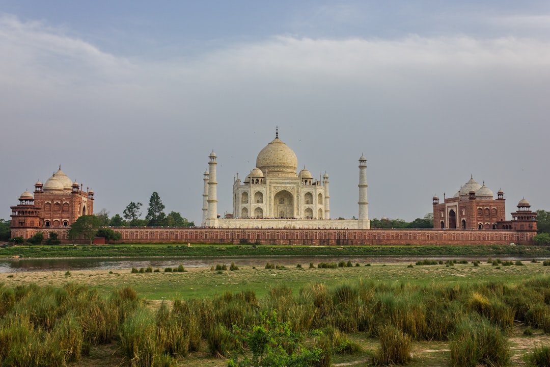 Taj Mahal bei Sonnenaufgang: Farben am Yamuna - Agra | Secret World Trip Planner