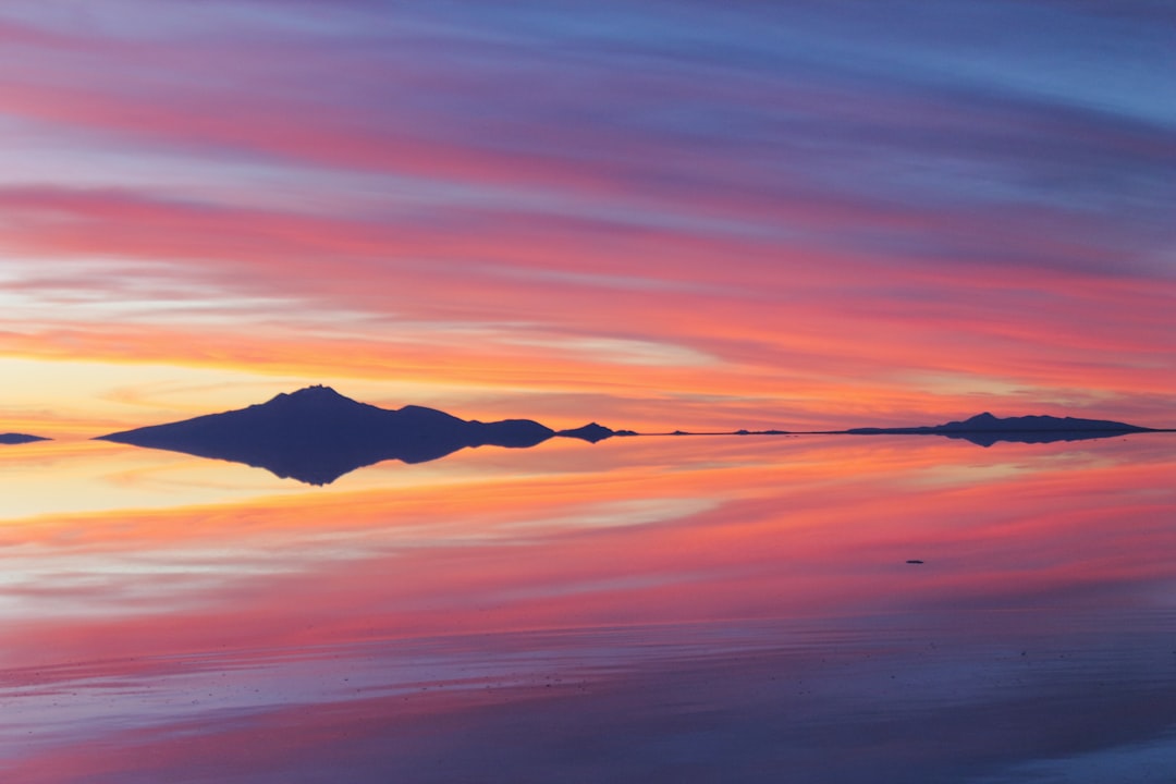 Salar de Uyuni al atardecer: el espejo del cielo boliviano - Bolivia South America | Secret World Trip Planner