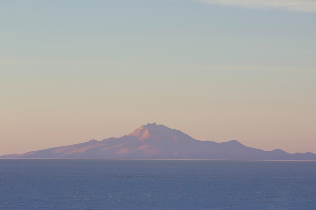 乌尤尼盐沼日落:玻利维亚天空的镜子 - Bolivia South America | Secret World Trip Planner