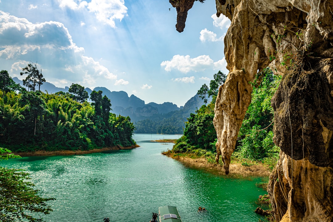 Entdecken Sie die Magie der Emerald Cave in Thailand - Kantang District | Secret World Trip Planner