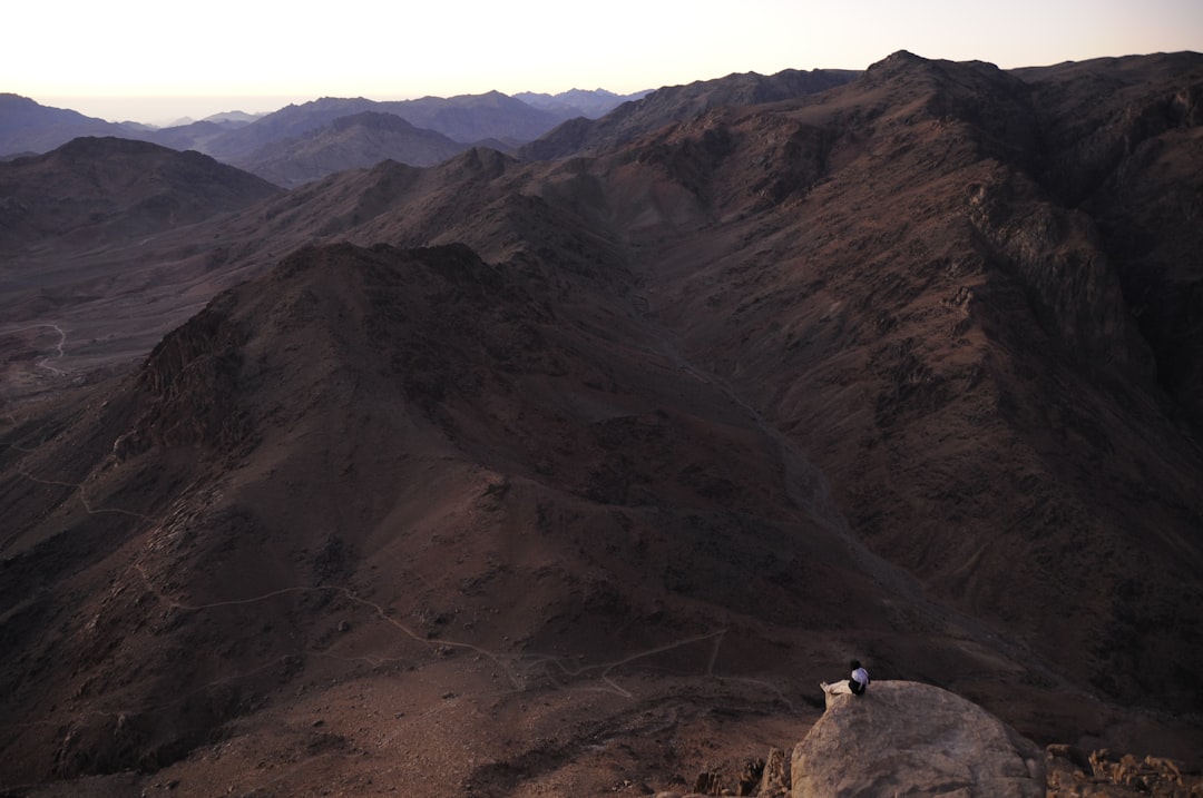 Scopri il Monte Sinai: un viaggio tra natura e spiritualità | Secret World Trip Planner