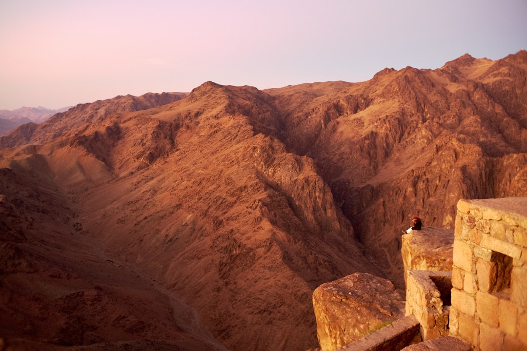 Découvrez le Mont Sinaï : un voyage entre nature et spiritualité | Secret World Trip Planner