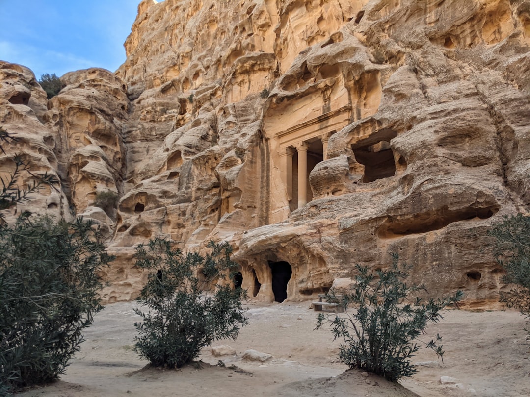 Scopri Jibal Khushaym Matruk: un gioiello naturale in Giordania | Secret World Trip Planner