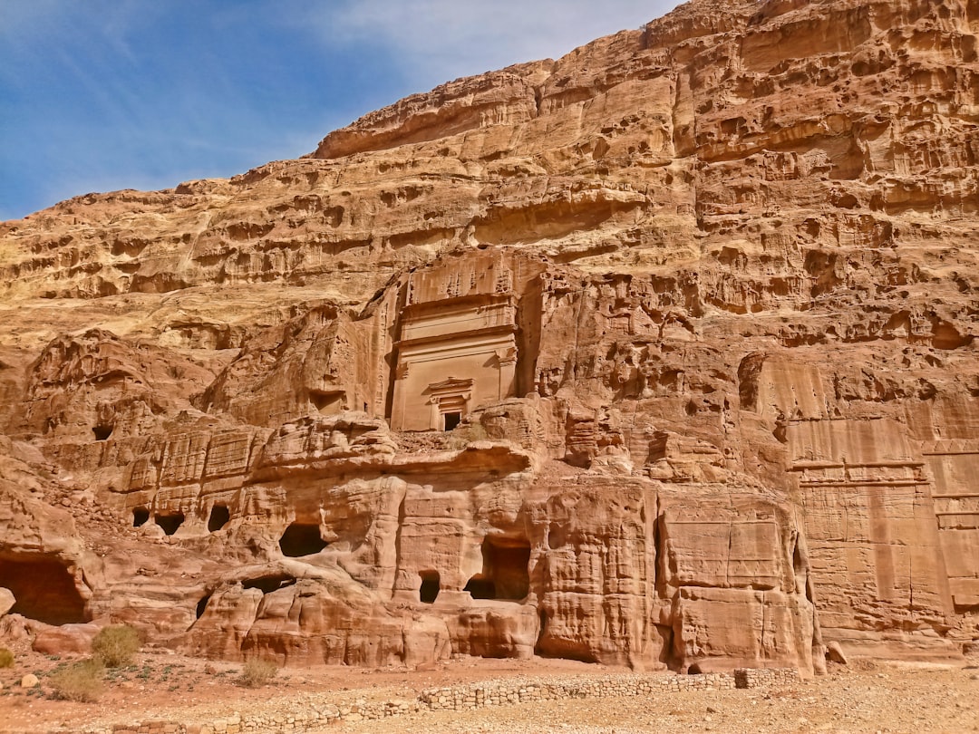 Descubre Jibal Khushaym Matruk: una joya natural en Jordania | Secret World Trip Planner