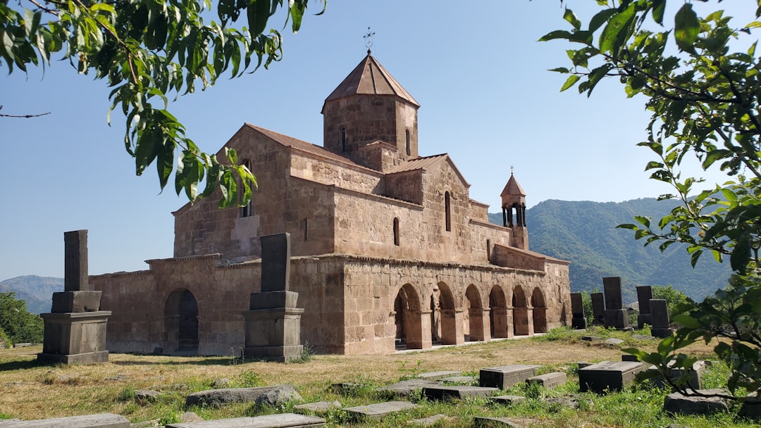 Monasterio de Geghard: piedra, silencio y fe en Armenia - 4RR9+74 | Secret World Trip Planner