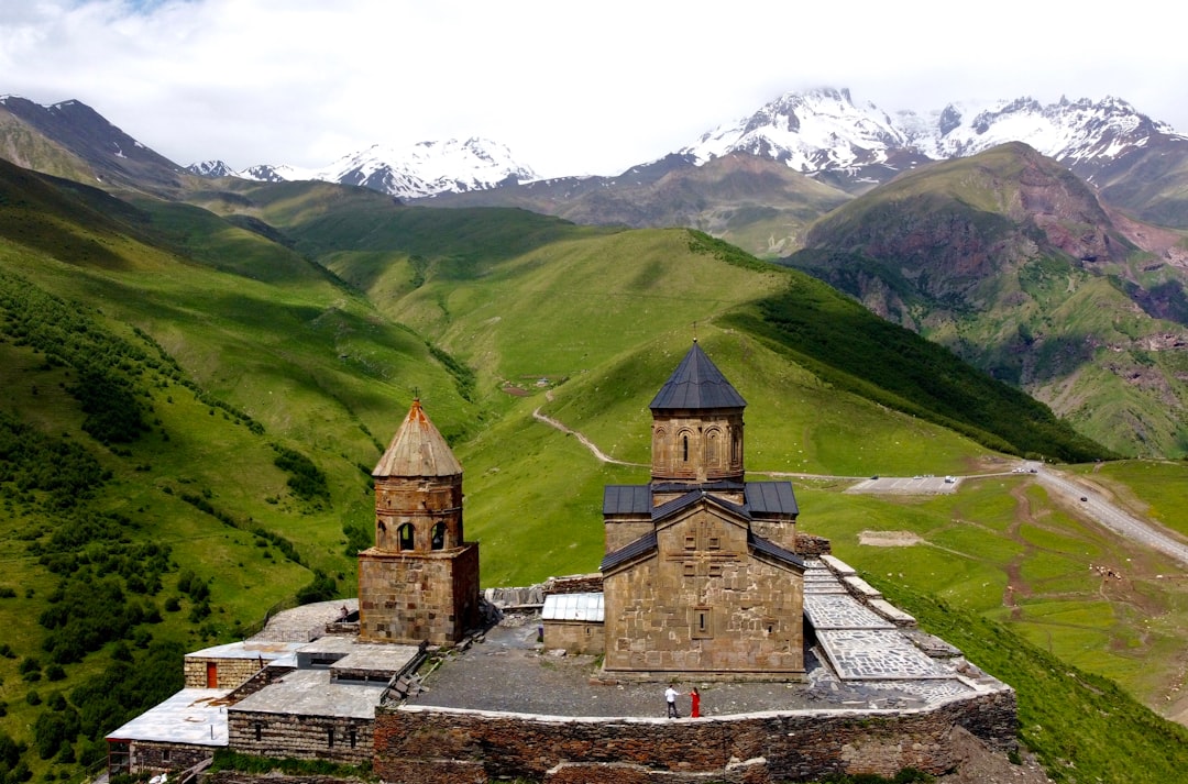 Monastério de Geghard: pedra, silêncio e fé na Armênia - 4RR9+74 | Secret World Trip Planner