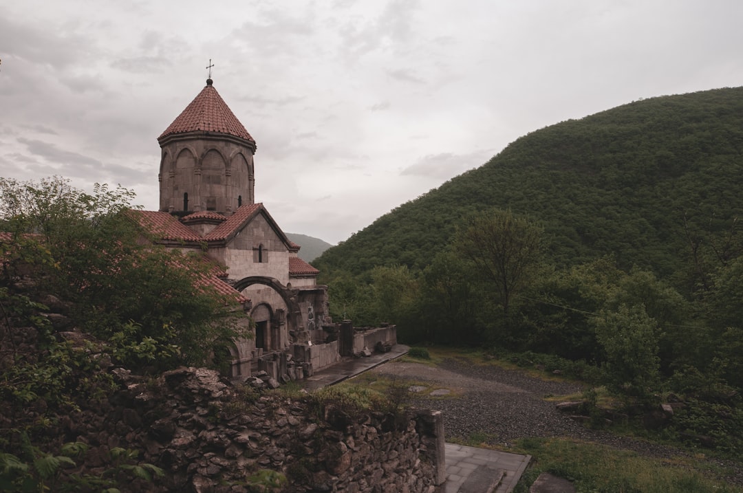 Geghard : le monastère arménien taillé dans la roche - 4RR9+74 | Secret World Trip Planner